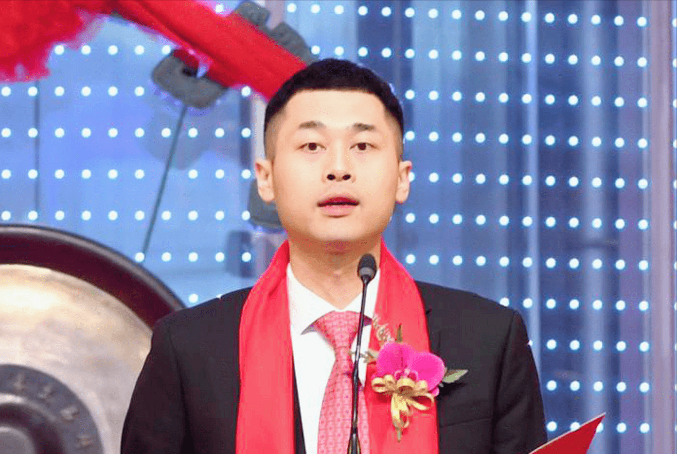 胡淇翔,浙江金华武义人,生于1988年7月,本科学历, 现任浙江三美化工