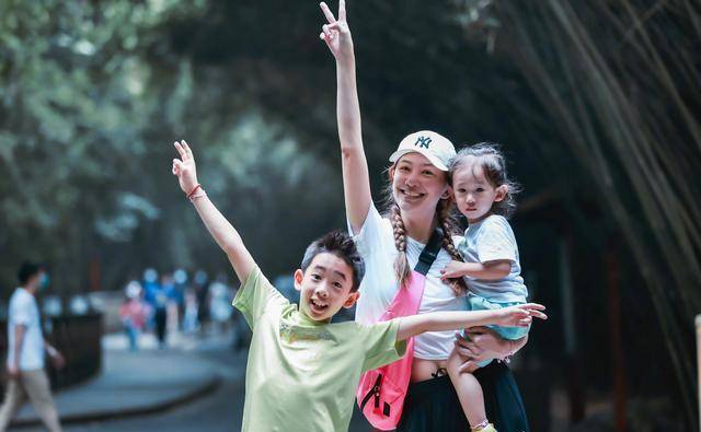 应采儿和孩子们快乐出游,应采儿二宝太可爱被网友错认成女儿!