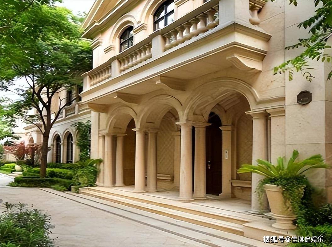 岳云鹏上节目的时候穿了一双鞋,经过后来网友查证,这双鞋居然高达81万