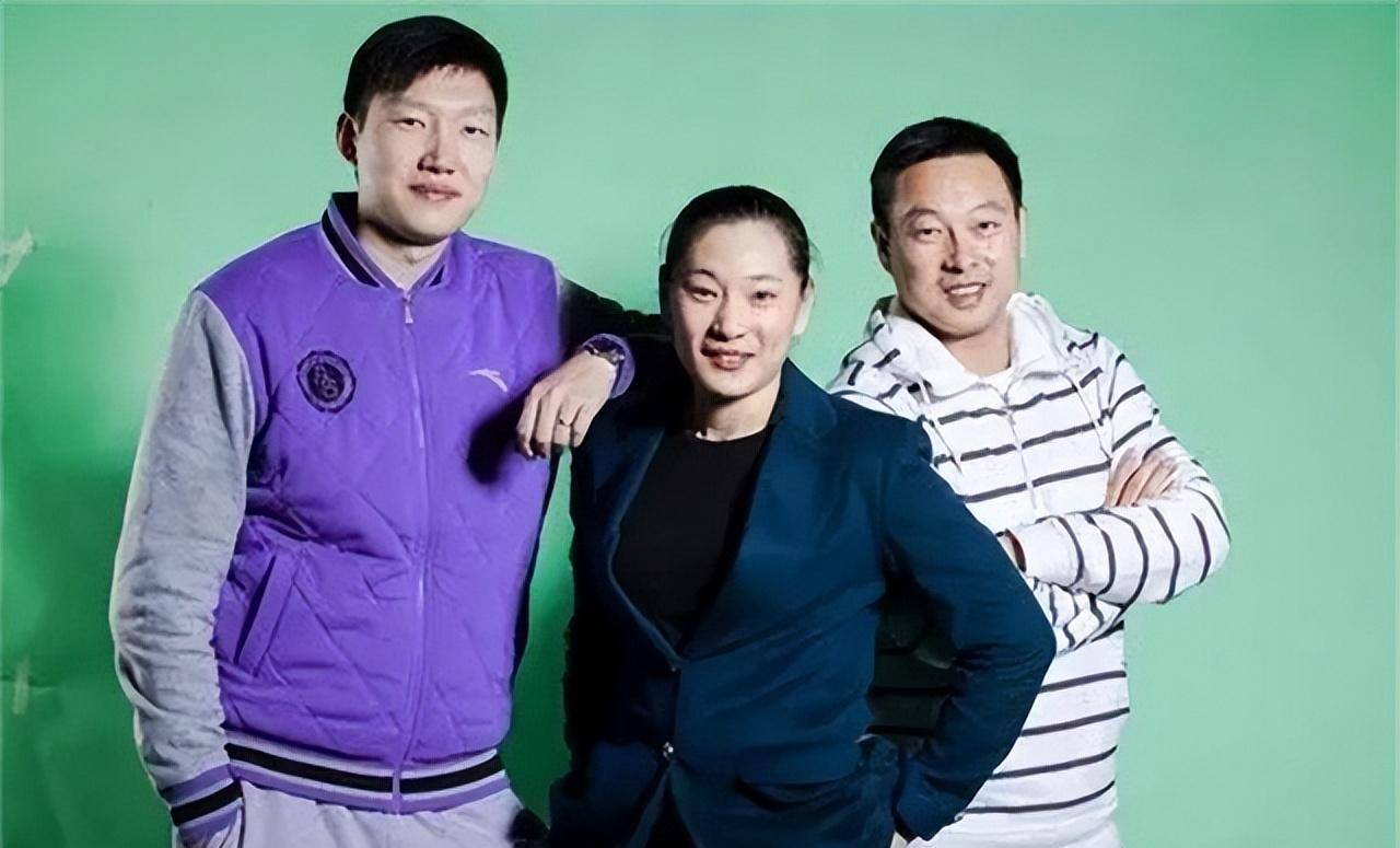 54岁女篮主帅仍未婚,曾与巩晓彬相恋9年,后者早已娶妻生子_李昕仍