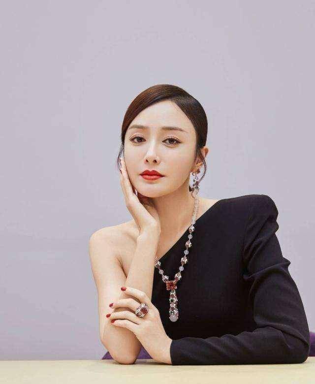 秦岚扎低马尾,尽显高贵优雅,能把小黑裙穿得这么美的只有她了!