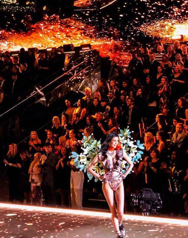 刘雯何穗奚梦瑶维密走秀,今年她不会再摔了吧?_网友_翅膀_质疑