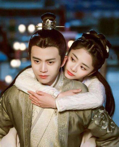 任嘉伦凭《锦衣之下》实力翻红,新剧《不说再见》开播后,引争议_景甜