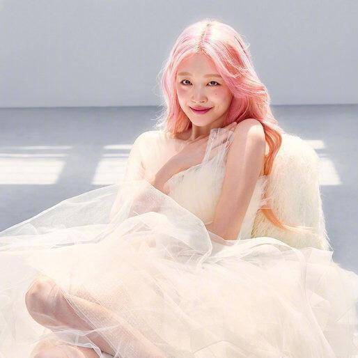 人桃崔雪莉,水灵皮撞时尚的衣服,干脆不要太美_头发_桃花的_白色