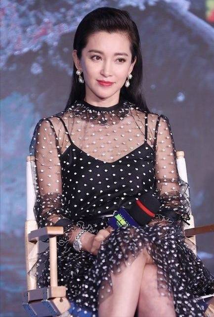 50岁李冰冰状态还这么好,穿透视波点裙散发着独特魅力_黑色_时尚_小腿