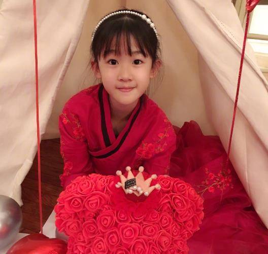 陆毅发文为女儿庆生,贝儿嘟嘴卖萌可爱值爆表,颜值和妈妈有一拼_鲍蕾