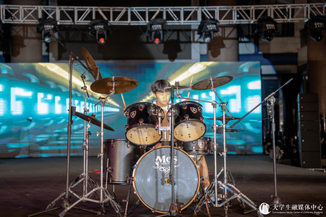 李显周带来架子鼓独奏《hard wired》▲李显周带来架子鼓独奏《hard