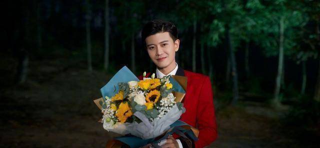 任嘉伦发九宫格照片,红色西装很显眼,终于要跟横店说再见_电视剧_时候