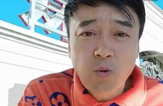 小伟当着直播间一万多网友的面呵斥道:"你们在直播间,一口一个赵本山