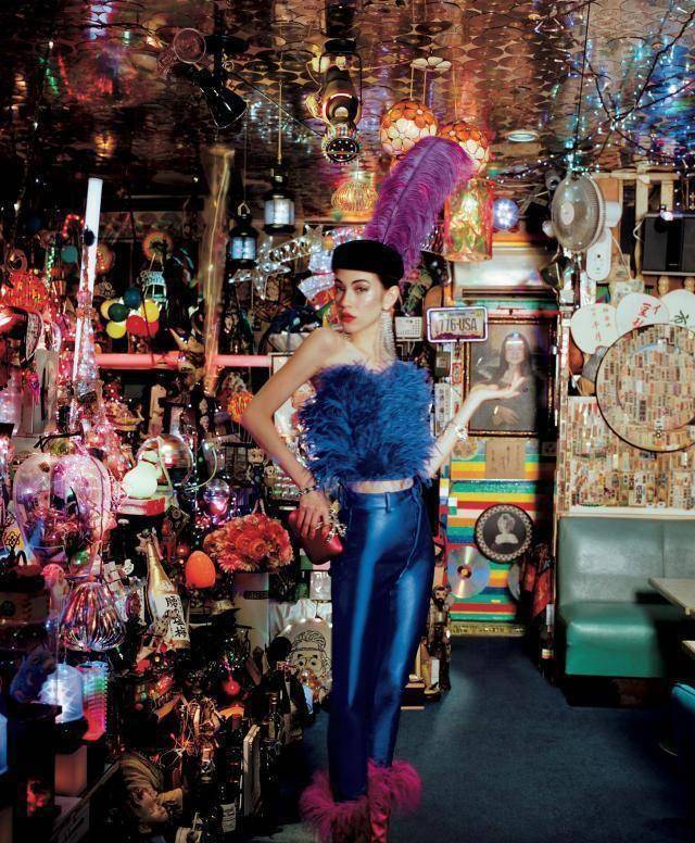 单穿这条裙子已经足够出众的了,kiko还配了玫粉色墨镜和美甲,也太好看