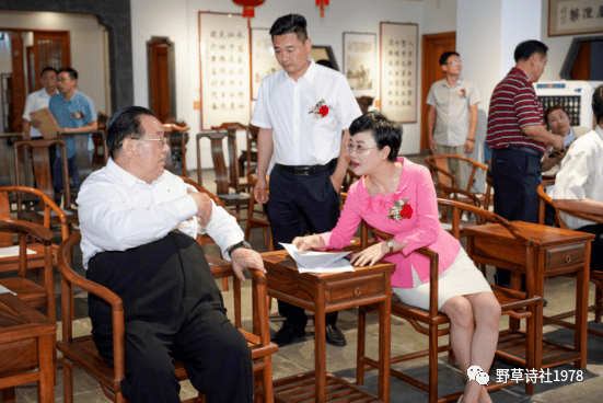 李殿仁中将与余向红副市长在活动现场亲切交谈余向红副市长与潘衍习
