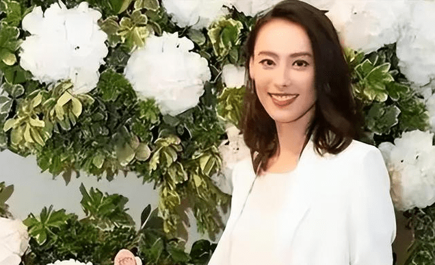 梁洛施明白即使强行与李泽楷捆绑,豪门那些繁文缛节之于她也是一种