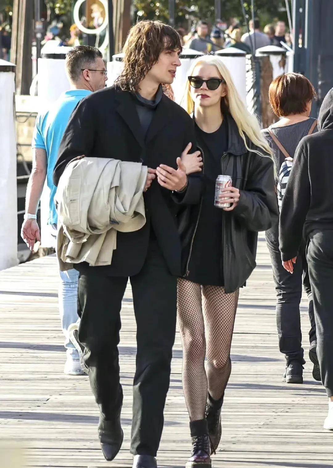 anya taylor-joy穿网袜和男友甜蜜约会,每次看见她都想染金发_女友