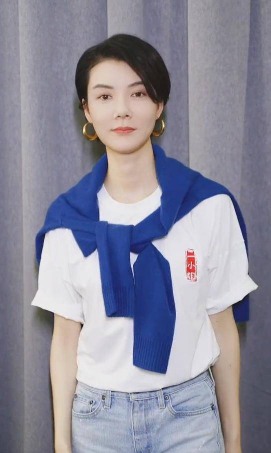 车晓账号发布的视频都是当天拍摄的,白色短袖搭配浅蓝色牛仔裤,为了