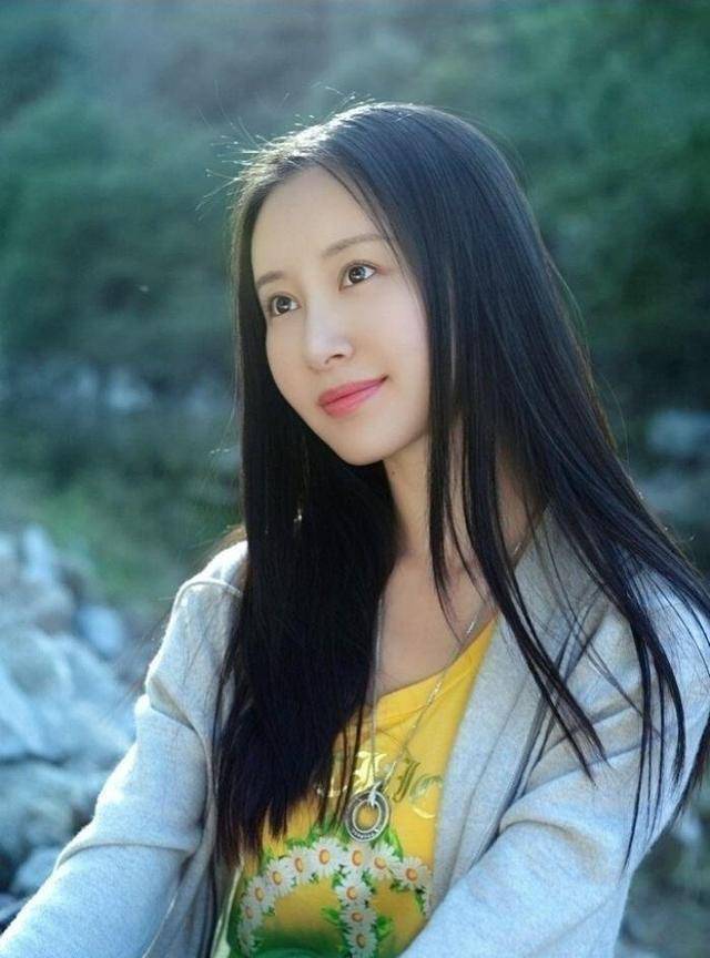 2006年2月,主演情感剧《爱在来时》,在剧中饰演周静怡,素雅.