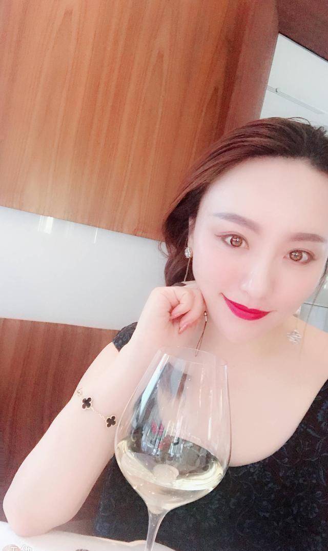 沈腾又被姐姐晒出搞笑照片,原来姐姐的颜值和成就都比沈腾高?