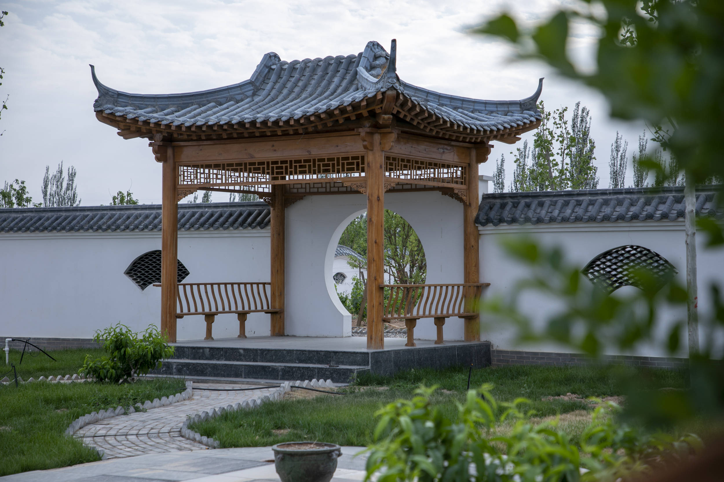 容园美酒庄具有浓郁的徽派建筑风格,庄主在这片戈壁滩上倾心二十多年