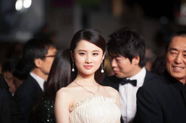 但是老戏骨对于她的评价都是相当不错的,在使徒行者的拍摄中,她的背部