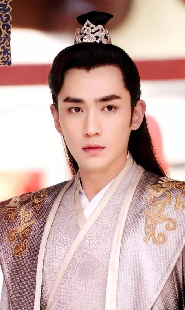 朱一龙32岁生日,换新发型认不出?