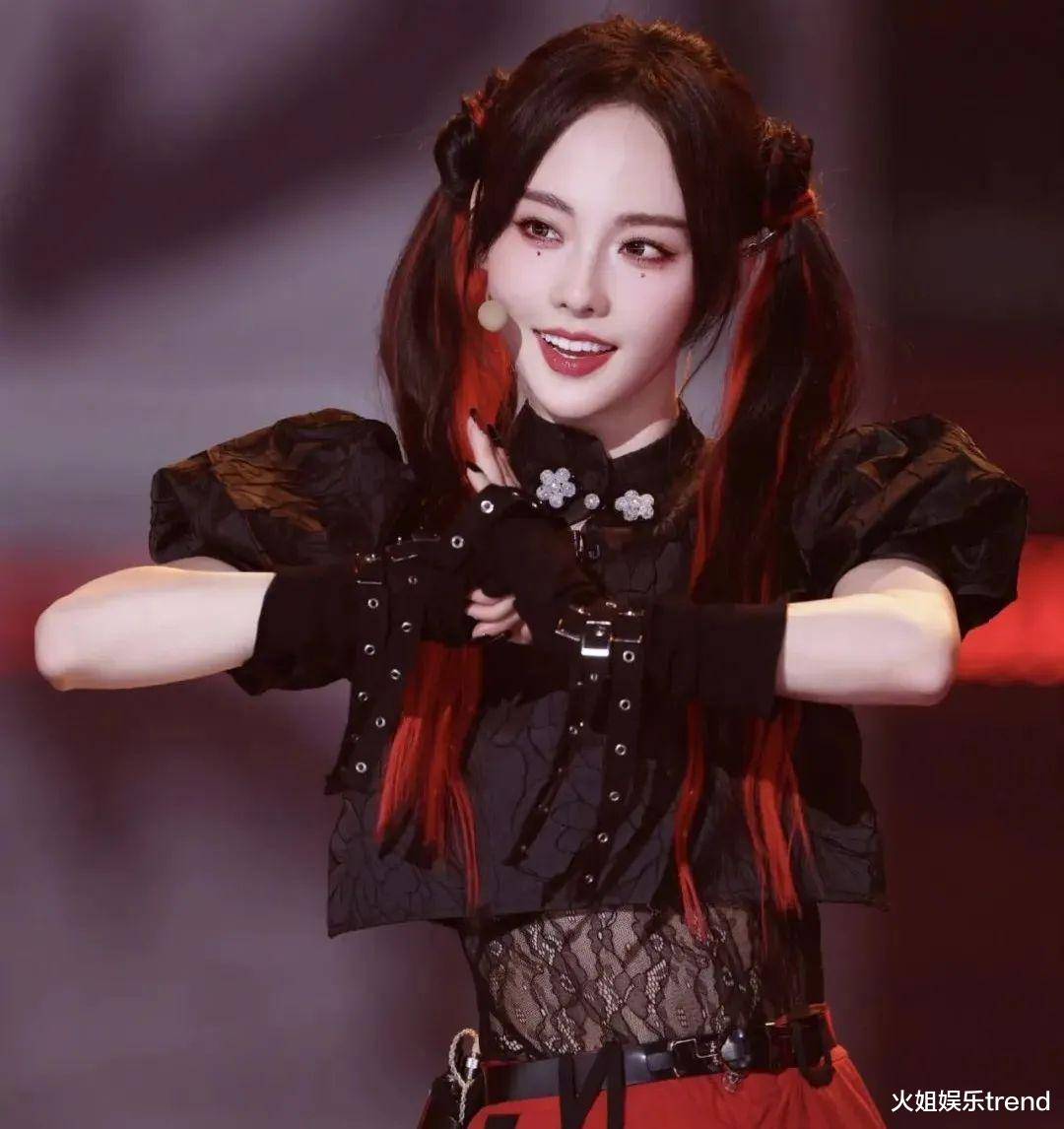 张嘉倪三次公演的造型也很吸引眼球,山河图她的造型真的很女团,无论是