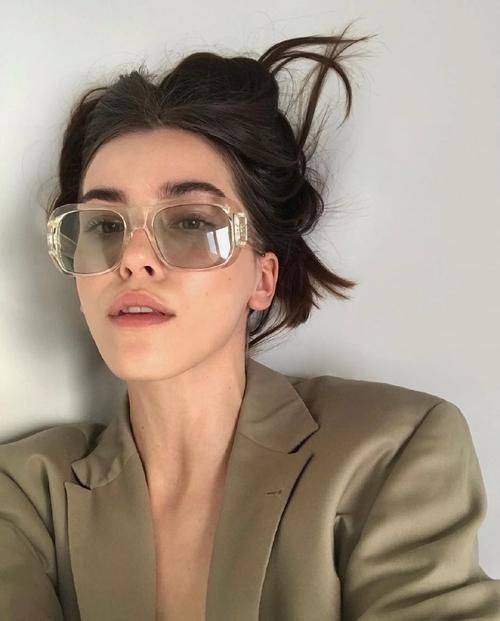 欧美妆的眉型大部分是挑眉,拱眉,眉峰较高,眉尾较长.