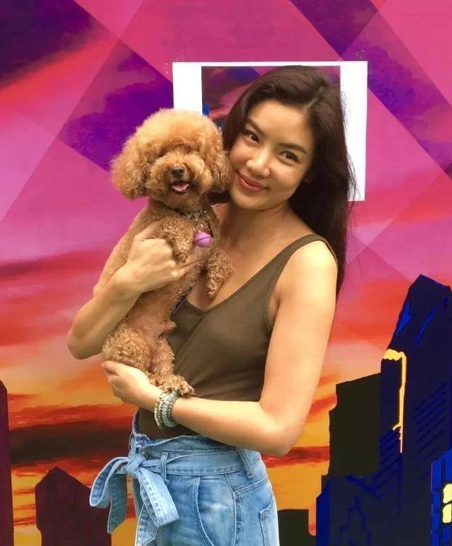 乐基儿一家三口购物,富豪老公穿白t恤很酷帅,1岁儿子更像妈妈_丈夫_穿