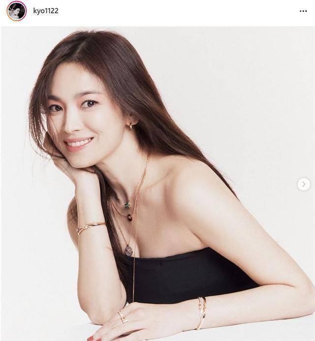 宋慧乔晒写真照,长发微笑状态超好_工作_协作_视线