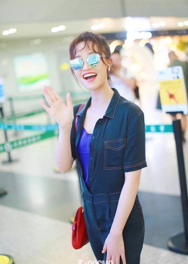 何穗穿上酒红连体裤就是仙女本仙_时尚_ins_视觉