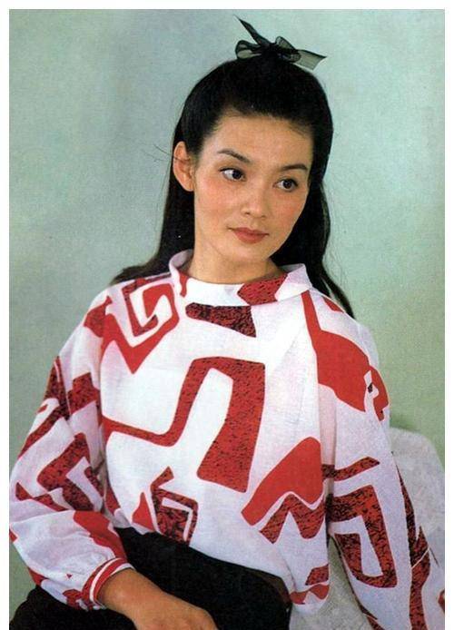 优秀演员潘虹:24岁嫁人,28岁爆红,68岁未婚无儿无女_母亲_继父_妹妹