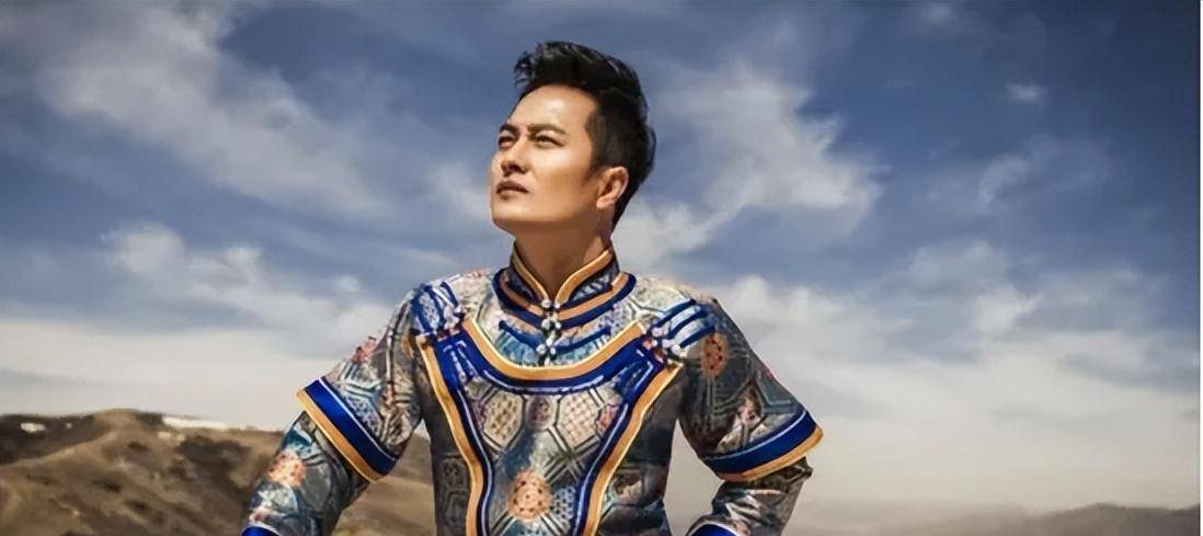 歌手云飞:对前妻不闻不问,把小7岁娇妻宠成公主,高月差哪儿了_音乐