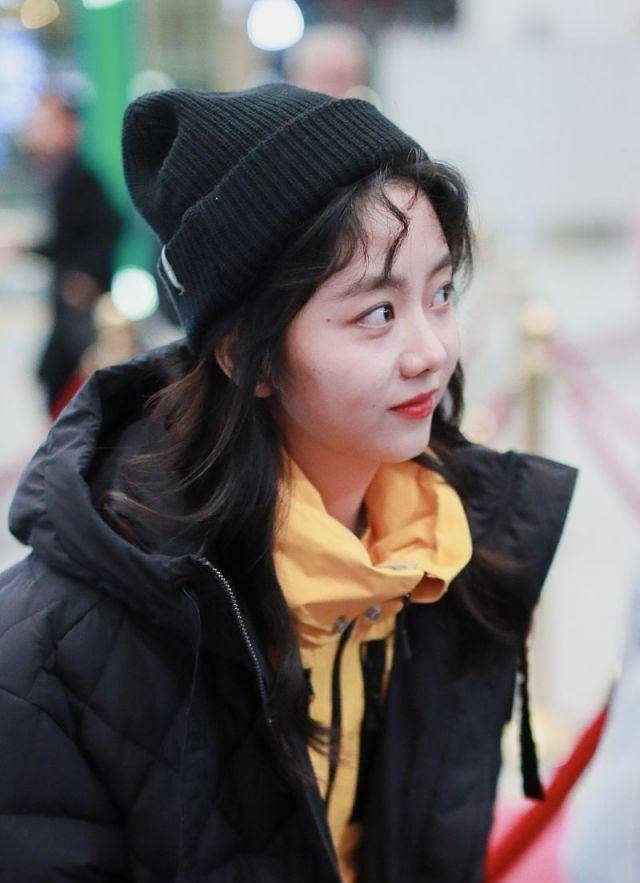 谭松韵双手插袖子大爷式御寒,配齐刘海大眼睛,真是萌翻了!