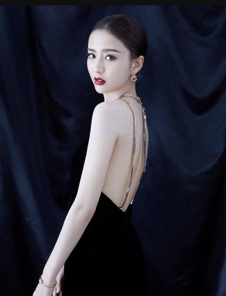 佟丽娅晒健身照,边做平板撑边看视频毫无压力,大长腿实力抢镜_身材