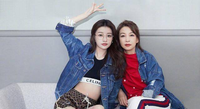 孙怡真孝顺携妈妈首次看秀,穿皮裙比妈高半头,勾肩搭背似姐妹_造型