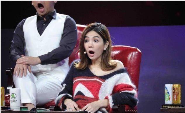 而台上的嘉宾正是最近比较火的网红一姐冯提莫