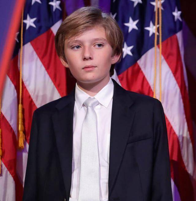 特朗普小儿子罕见亮相,才13岁身高赶超190爸爸,发福身材太抢镜_梅