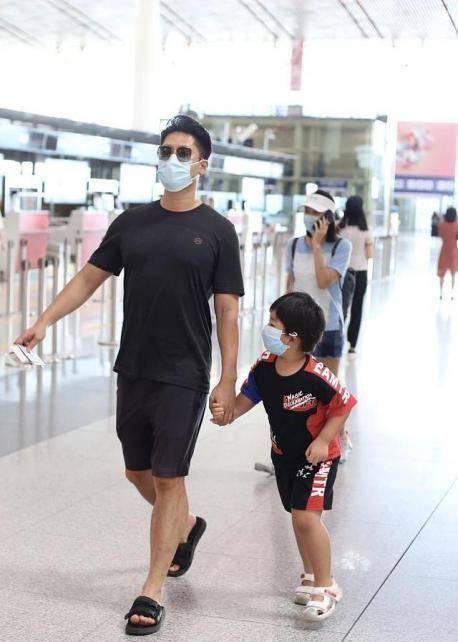 唐一菲机场煲电话粥,凌潇肃脚穿拖鞋紧牵儿子!一家三口太幸福!