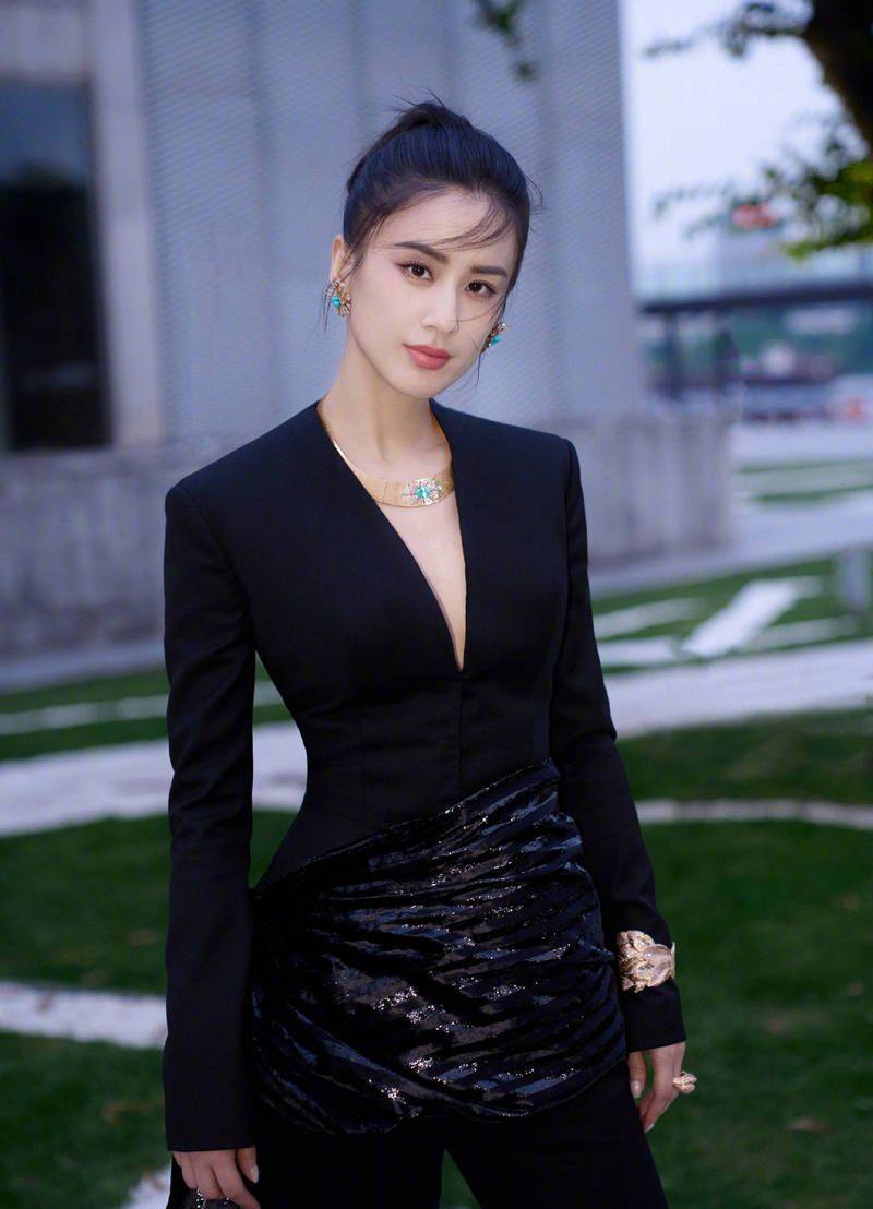 黄圣依黑西装配高马尾酷飒十足 腰肢纤细气场全开