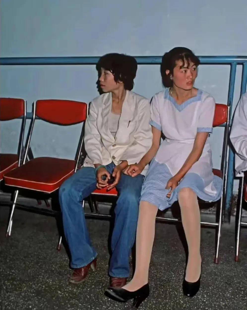 90年代"明星"妈妈,男明星异样的穿搭,丝袜两姐妹,用图逛历史