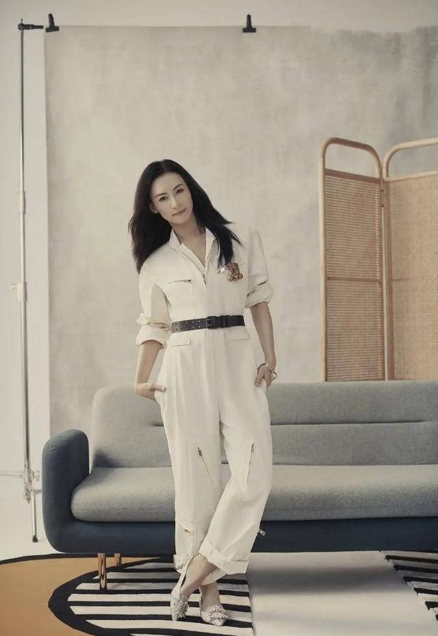 小林青霞越老越放得开,穿金属连体裤似"十八铜人",美得好高调_本人