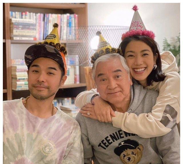 姜大卫夫妇与秦沛女儿聚会,36岁侄女长相甜美,嘟嘴卖萌太可爱_姜丽文