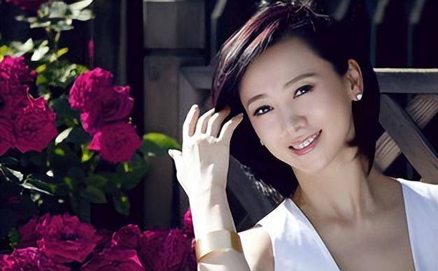 戴梦梦:翁虹干女儿,恋上已婚朱翰博,曾因他4次当街脱裙3次跳车_恋情