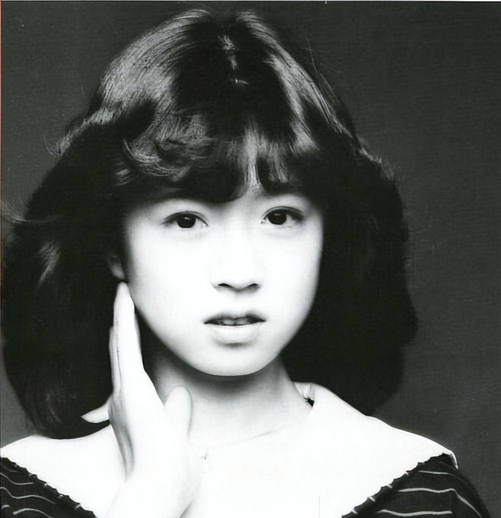 你见过绝美的中森明菜,但肯定没见过那个穿搭挺普通的她_时候_少女