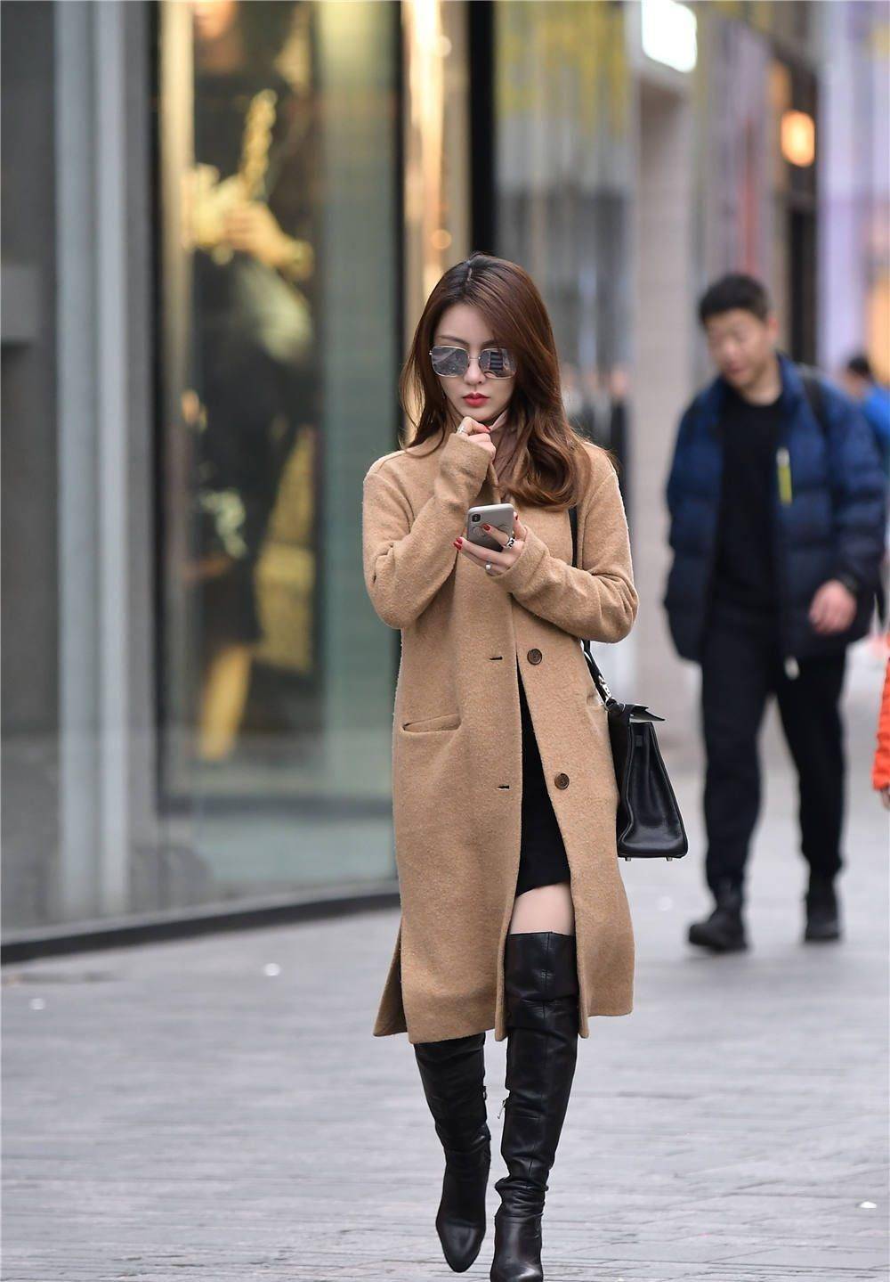 黑色的丝袜和靴子在冬天很容易组合,穿出个性也不难_设计_美女_选择了