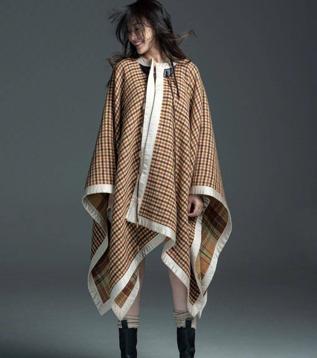 唐嫣孕后首登杂志,终于不走甜美风,麂皮大衣美得大气,孕肚好小_版型