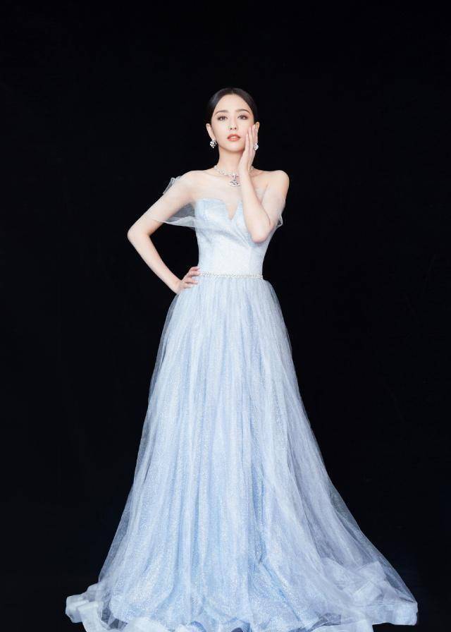 佟丽娅的夏天清爽穿搭,一身白色简单的工装服减龄时髦,不像35岁_衣服