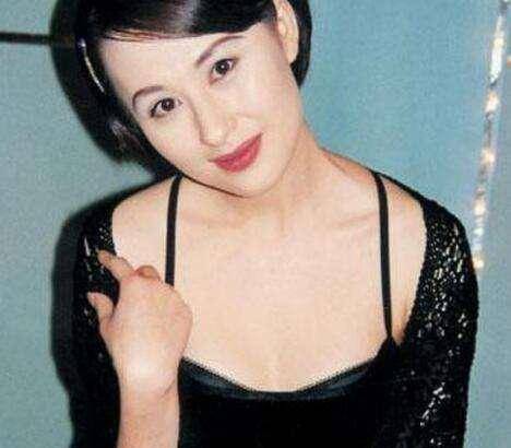 她是张卫健前女友,最艰难时离开嫁入豪门,如今孤独一人令人感叹