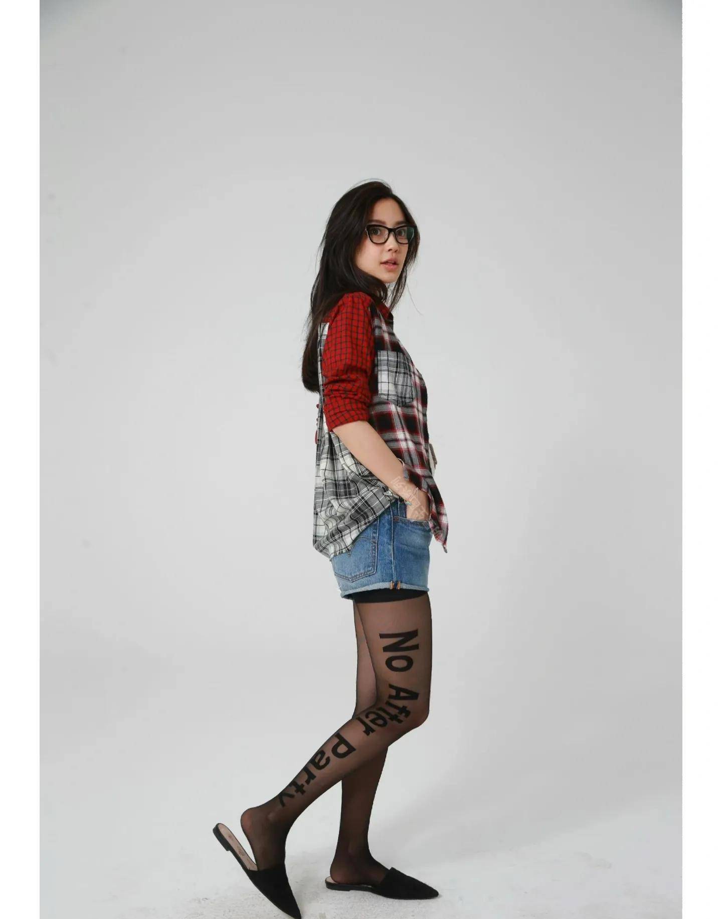 杨颖身穿牛仔短裤黑丝袜,时尚又性感