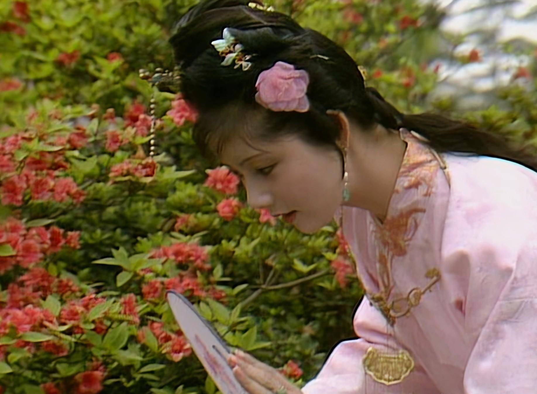 同样是演"宝钗扑蝶",张莉灵气四溢美如画,李沁木头桩子干扑腾_薛宝钗