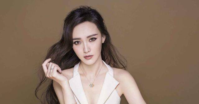 唐嫣生图曝光脸部发福明显,苹果肌变得颇高像"换脸"_嘴巴_网友_照片