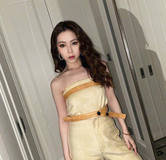 唐嫣接女儿放学,张杰谢娜不在意往事,邓紫棋近况?